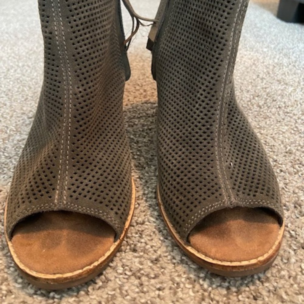 Toms Suede Open Toe Majorca Bootie. Block Heel. Olive